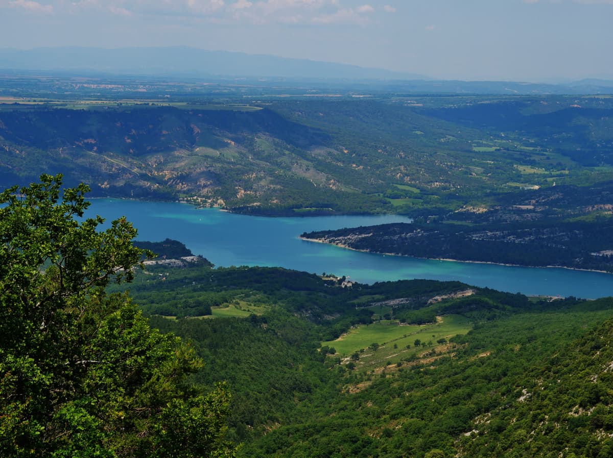 Uitzicht over het Lac de Sainte-Croix vanaf Aiguines