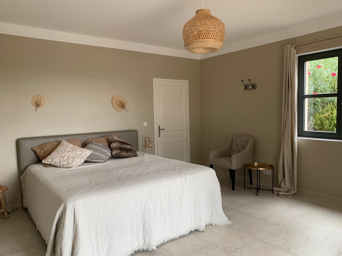 Schlafzimmer mit Doppelbett und Sessel