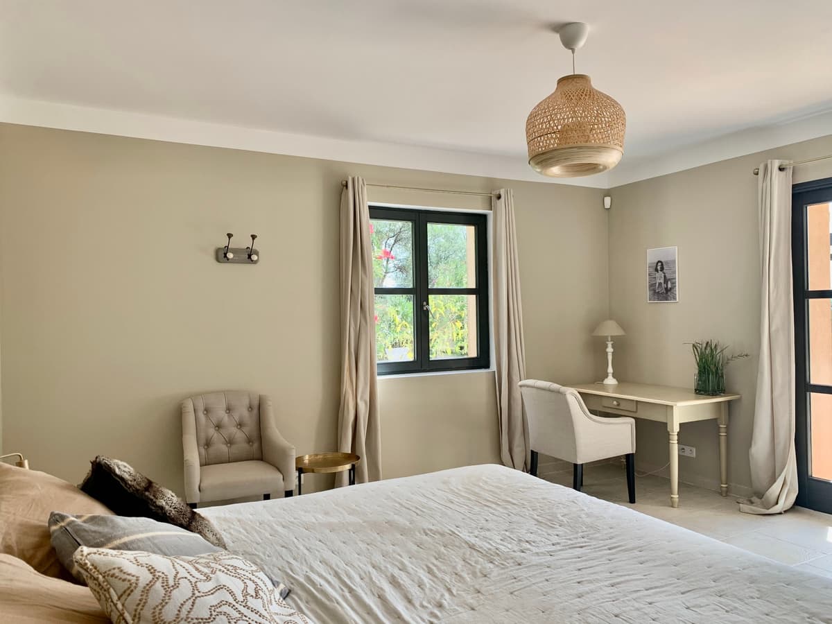 Hauptschlafzimmer mit Doppelbett und Schreibtisch