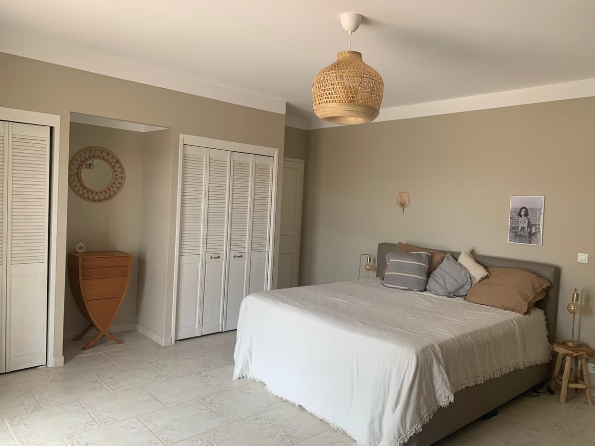 Helles Schlafzimmer mit Doppelbett