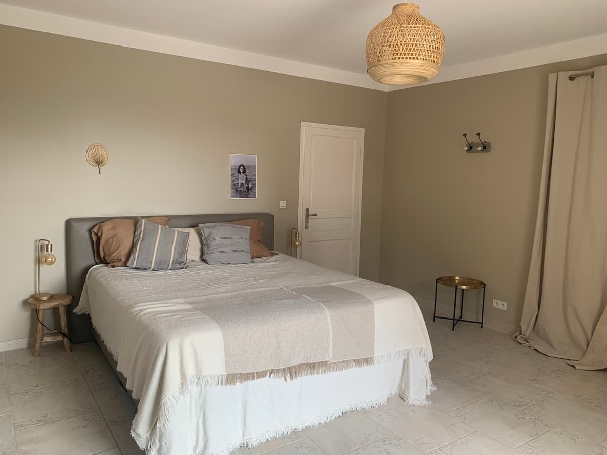 Helles Schlafzimmer mit Doppelbett