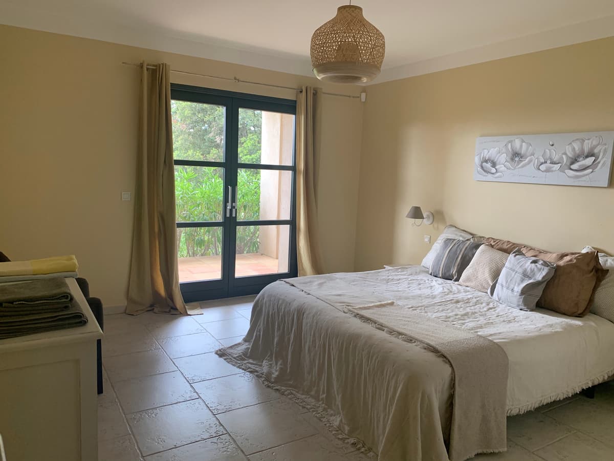 Schlafzimmer mit Glastüren zum Garten