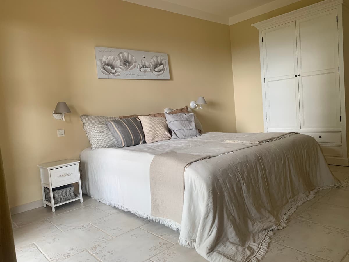 Helles Schlafzimmer mit Doppelbett