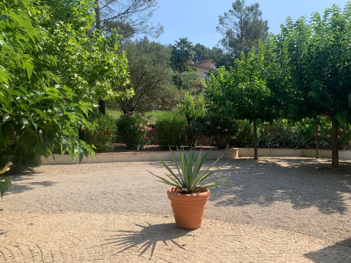 Jardin méditerranéen avec allées de gravier et agave