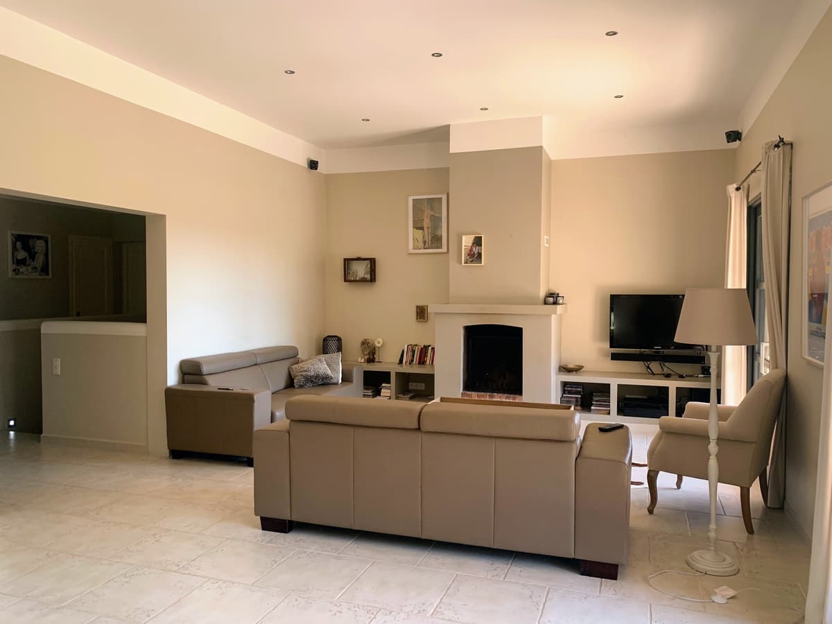 Großzügiges Wohnzimmer mit Kamin und Sitzecke