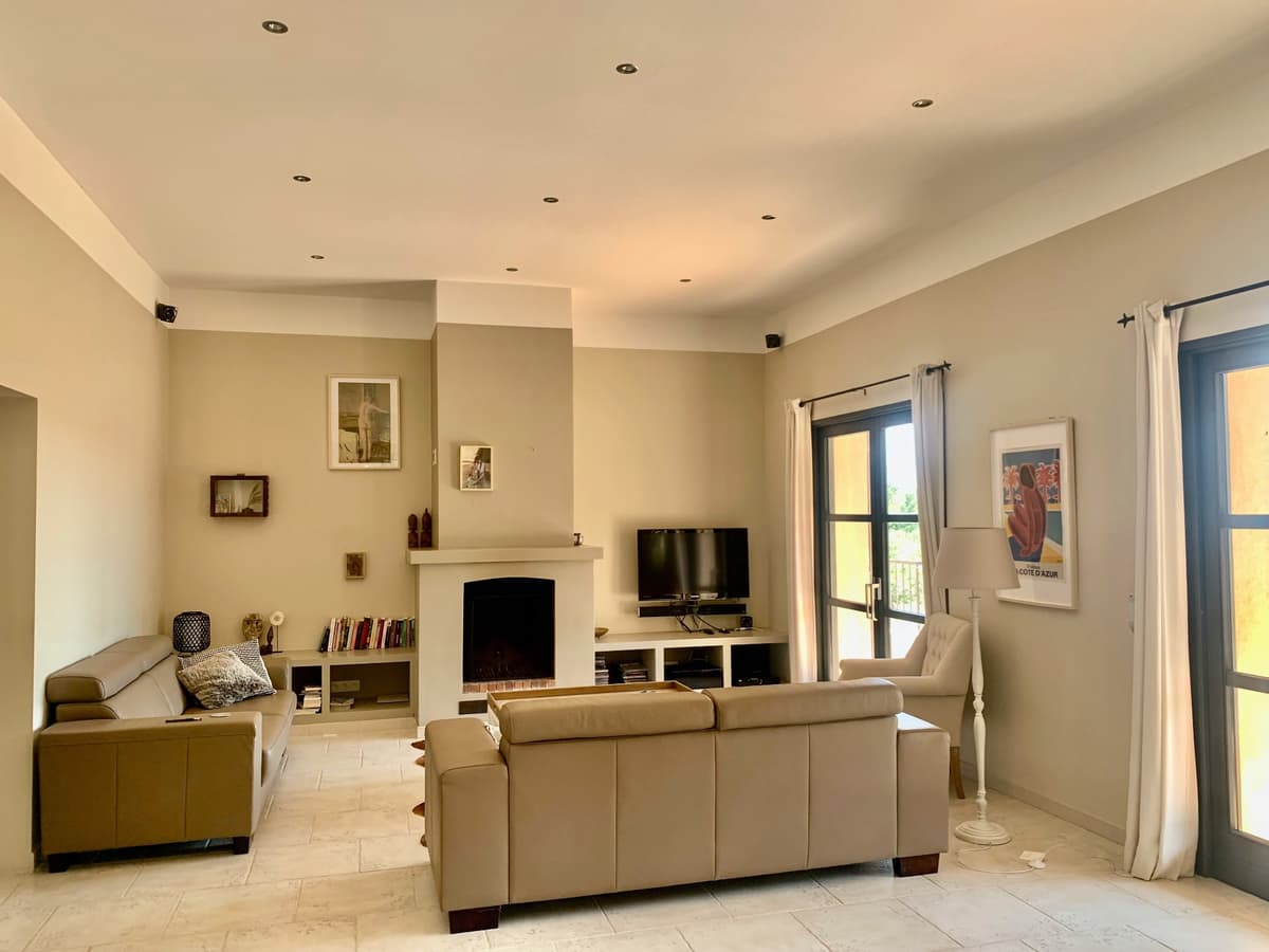 Sitzecke mit Flachbildfernseher im Wohnzimmer