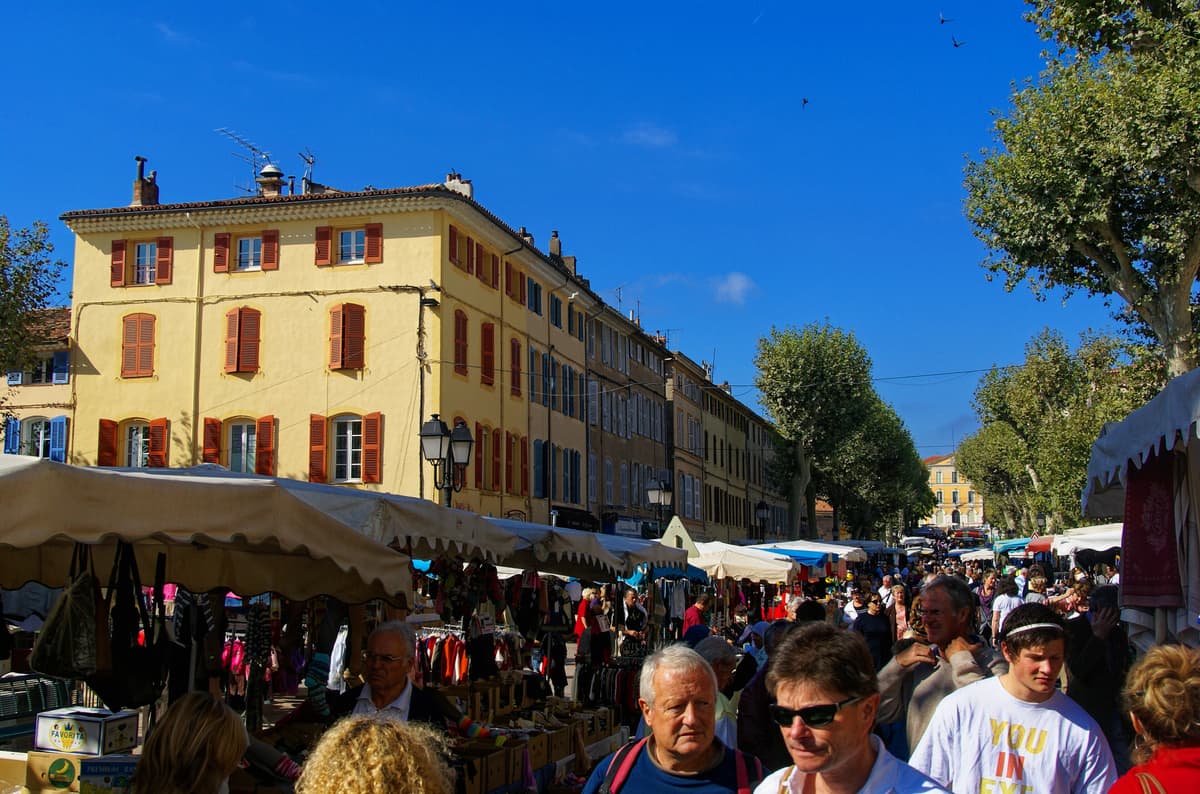 Market stalls on Boulevard de la République in Lorgues