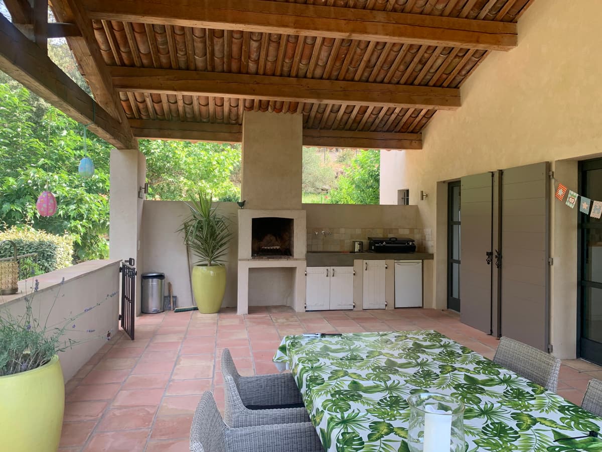 Cuisine d'été avec barbecue maçonné