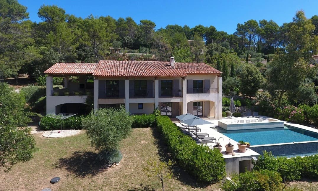 Luftaufnahme der Villa Lorgues mit Pool, Terrassen und Garten zwischen den Pinien