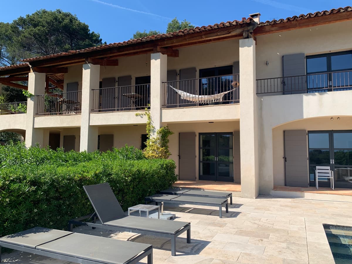 Fassade der Villa Lorgues mit Pool, Liegen und Veranda mit Hängematte